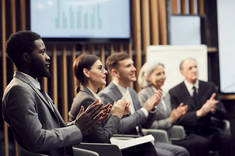 Sunumu alkışlayan insanlar